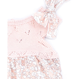 Pelele estampado de flores rosas y cuerpo de punto, lazos en el hombro.