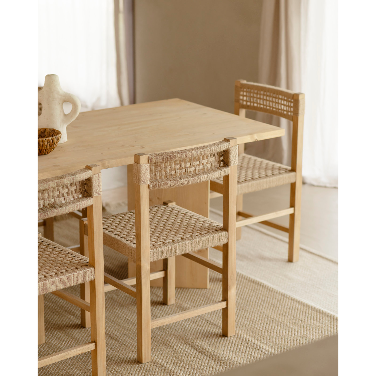 Table de salle à manger en bois massif en ton chêne moyen en différentes tailles