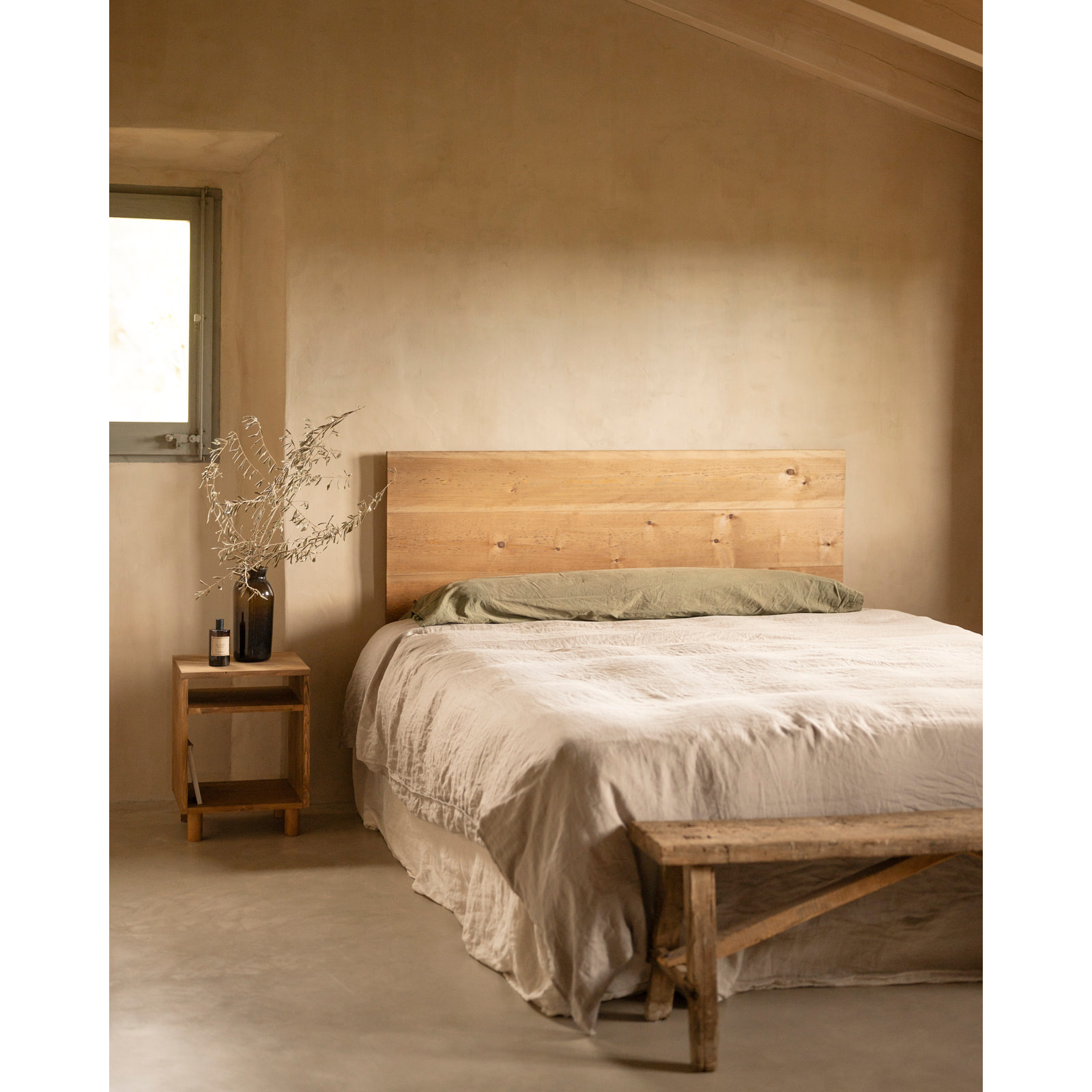 Table de chevet en bois massif ton chêne foncé 51x32cm Hauteur: 50.5 Longueur: 32 Largeur: 37.5