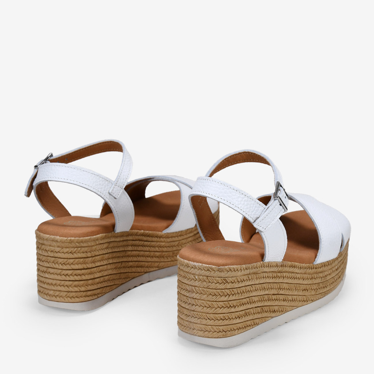 Sandalias de piel blancas con cuña y plataforma de esparto