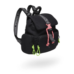 Mochila con Tirantes Regulables Bomb Flap Backpack en Negro D.Franklin