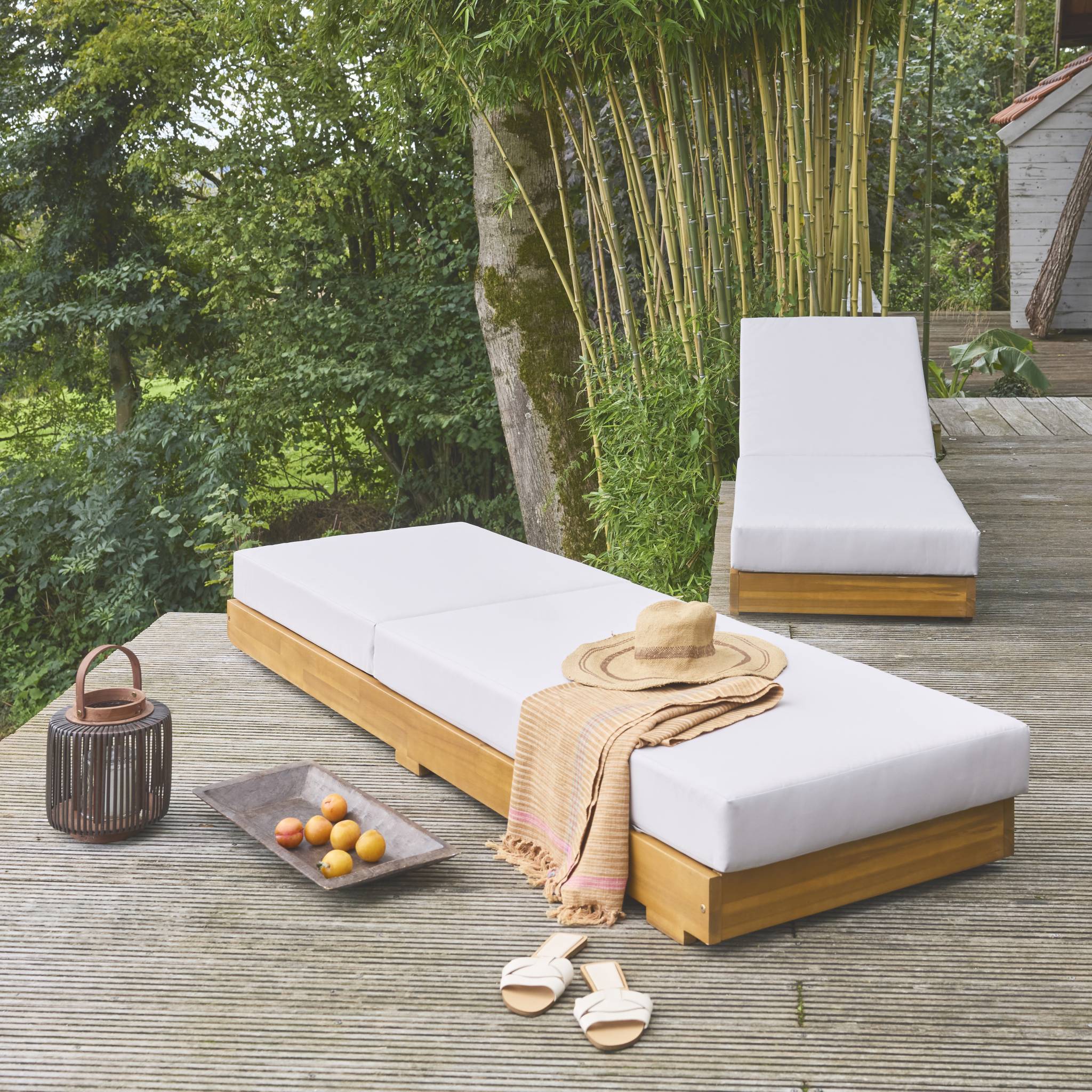 Lot de 2 bains de soleil beige DORINA en acacia et polyester. 3 positions. housse déhoussable. 198 x 62 x 12 cm