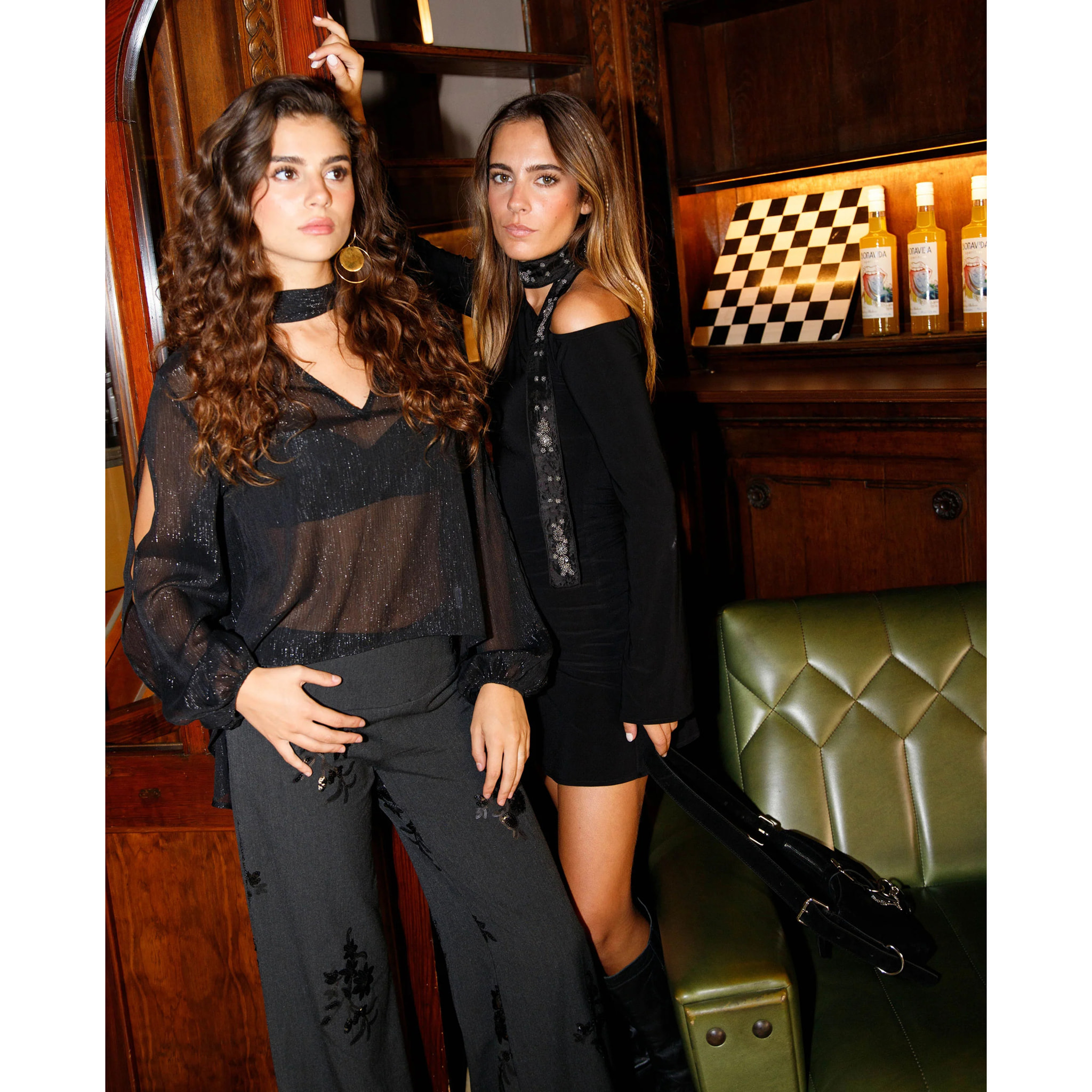 Blusa de manga larga en tejido semitransparente con lurex y lazada multiposición.