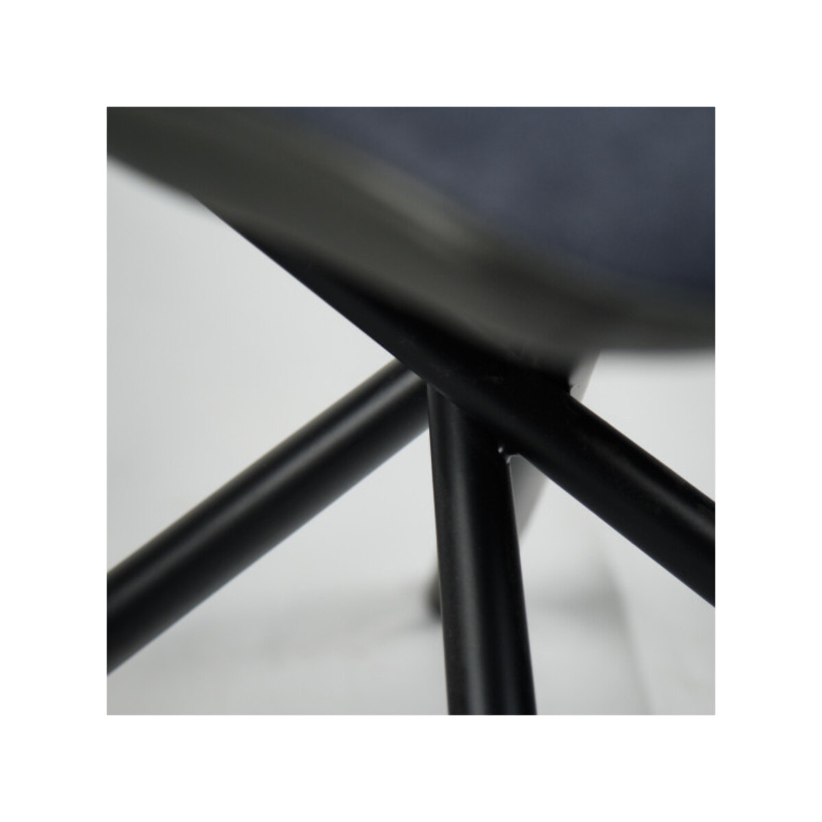 Chaise design en tissu avec piètement en métal noir - ALINE