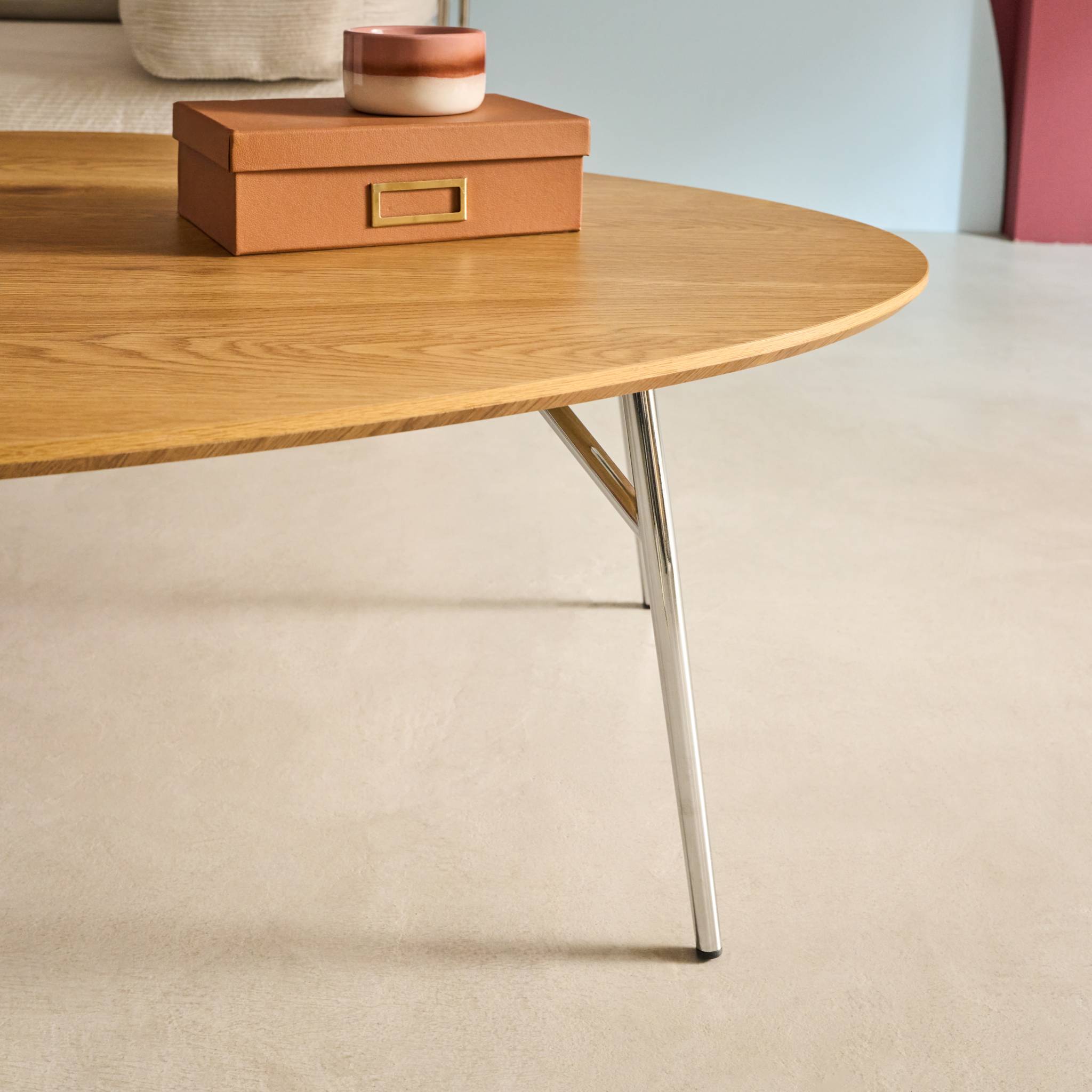 Table basse triangulaire pieds chromé et décor bois EZIA