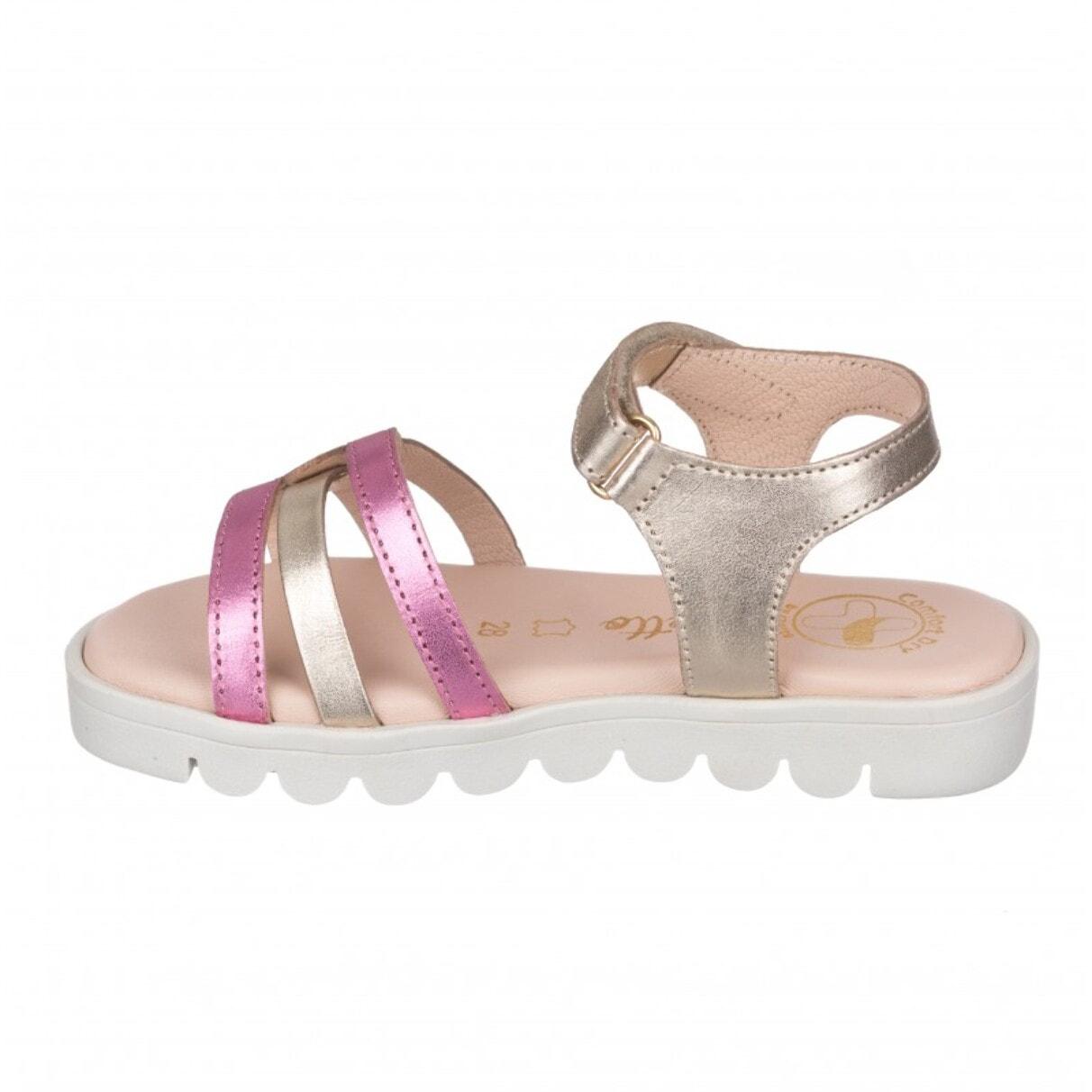 Sandalia toda en piel con suela hiper flexible.