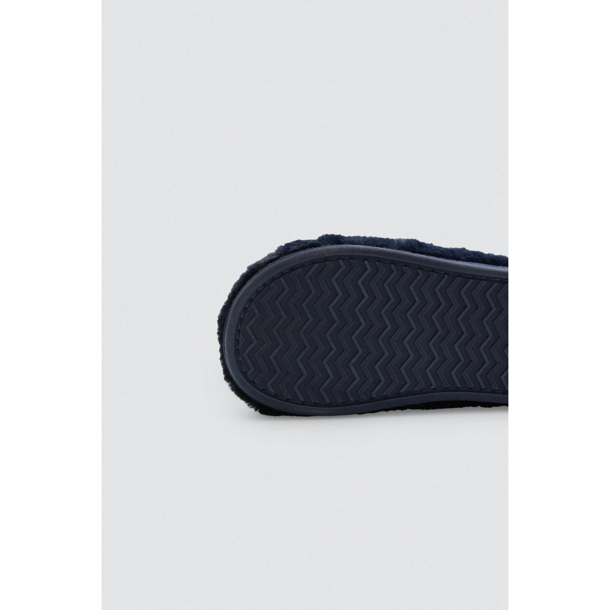 Ciabatte con i capelli da astronauta e pizza