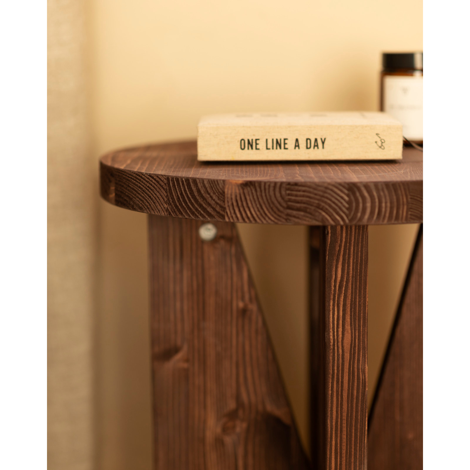 Mesita de noche de madera maciza en tono nogal de 40x40cm Alto: 40 Largo: 40 Ancho: 40