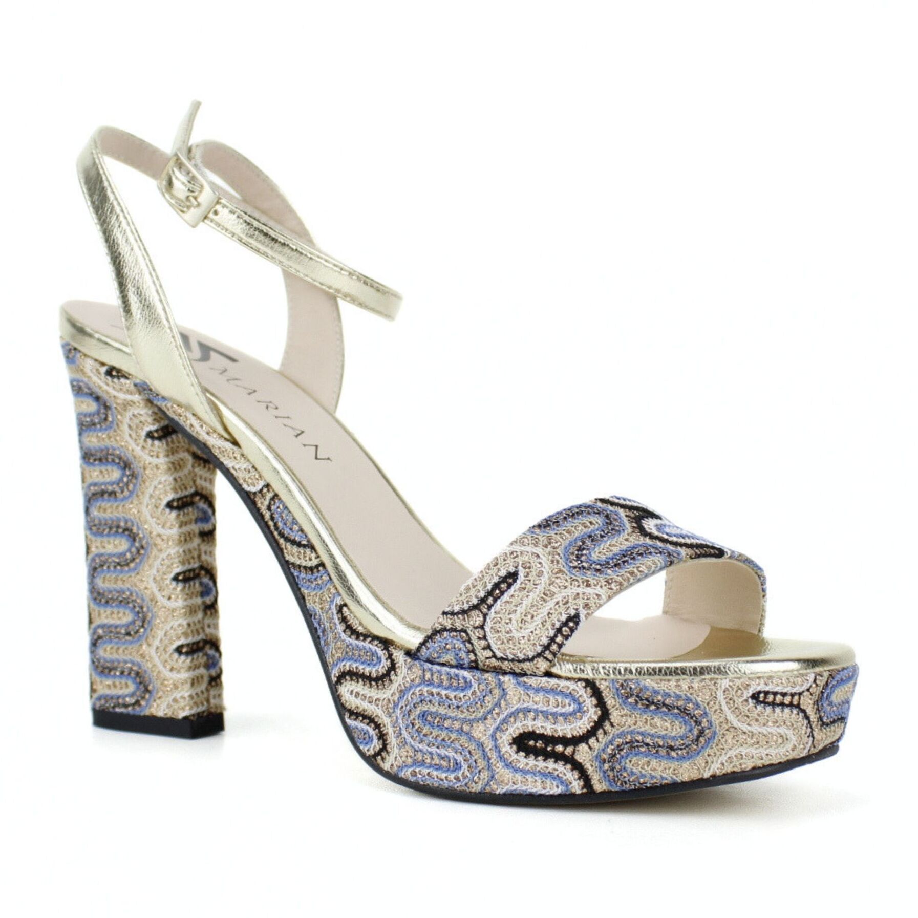 Sandalia con plataforma en panama jeans. Tacón 9 cm