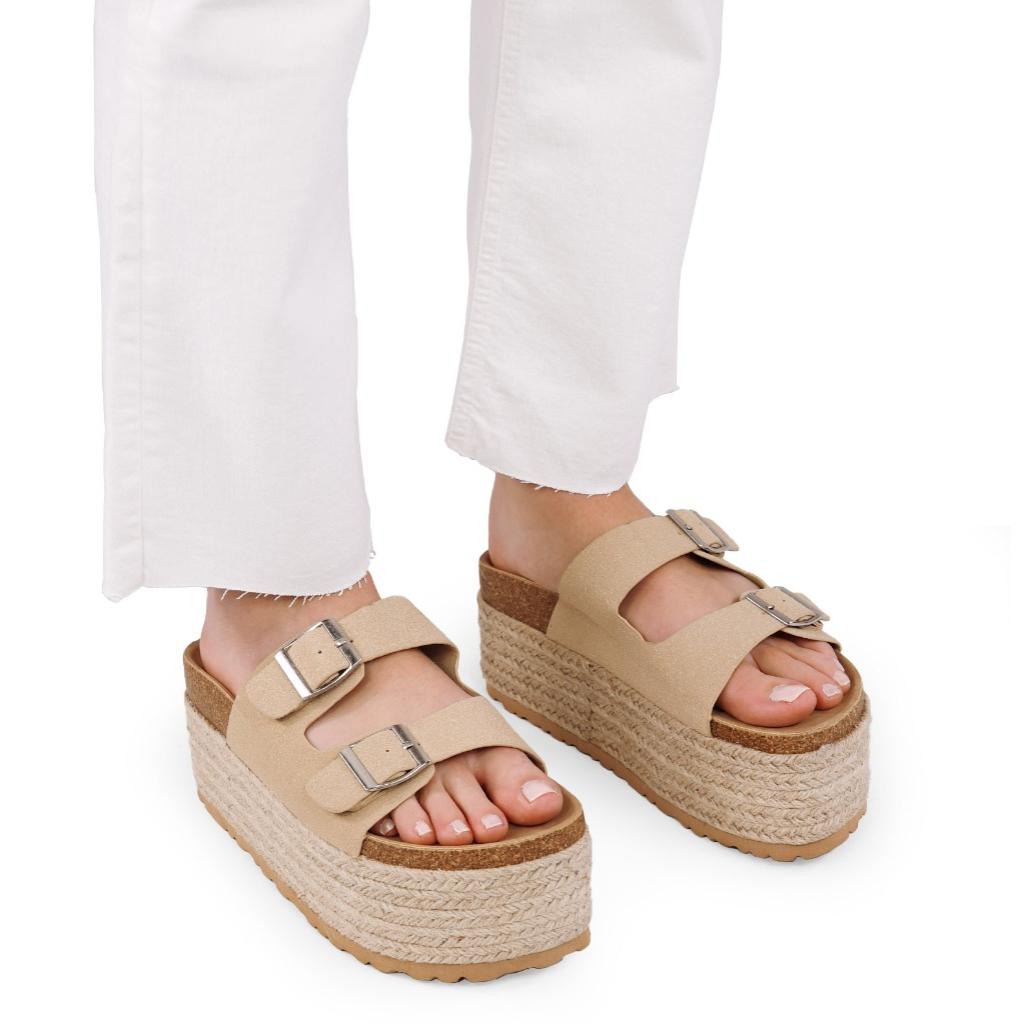 Sandalias beige con plataforma de esparto