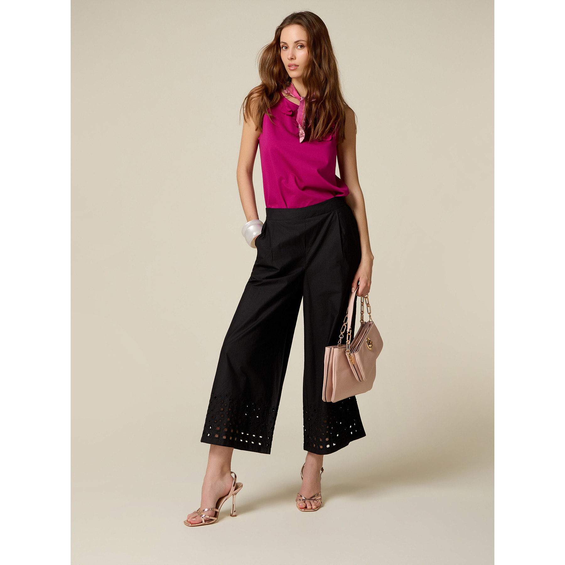 Oltre - Pantaloni cropped con ricamo sul fondo - Nero