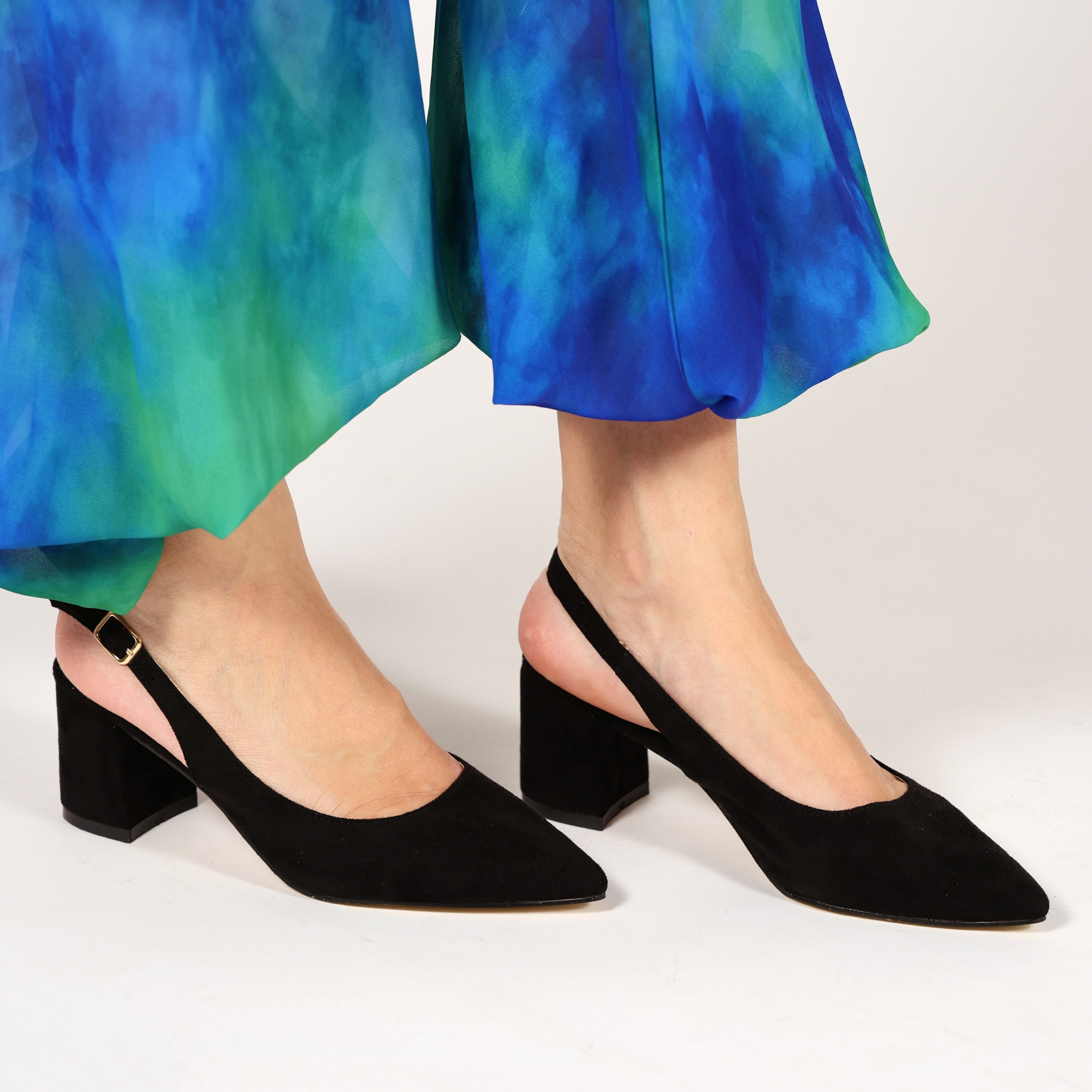 Dècolletè slingback in simil camoscio con tacco comodo quadrato