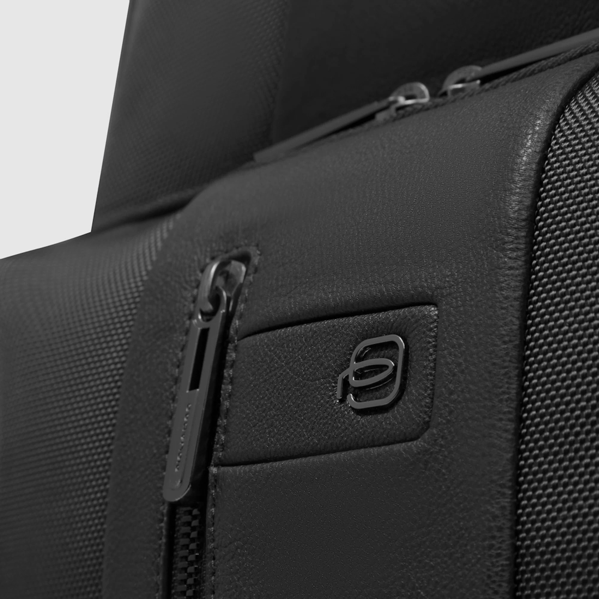 Piquadro Zaino da viaggio per PC e iPad®Pro 12,9 in tessuto riciclato e pelle, compatibile con easyJet