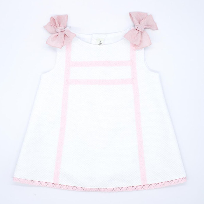 Vestido de piqué blanco con detalle de puntillas rosas.