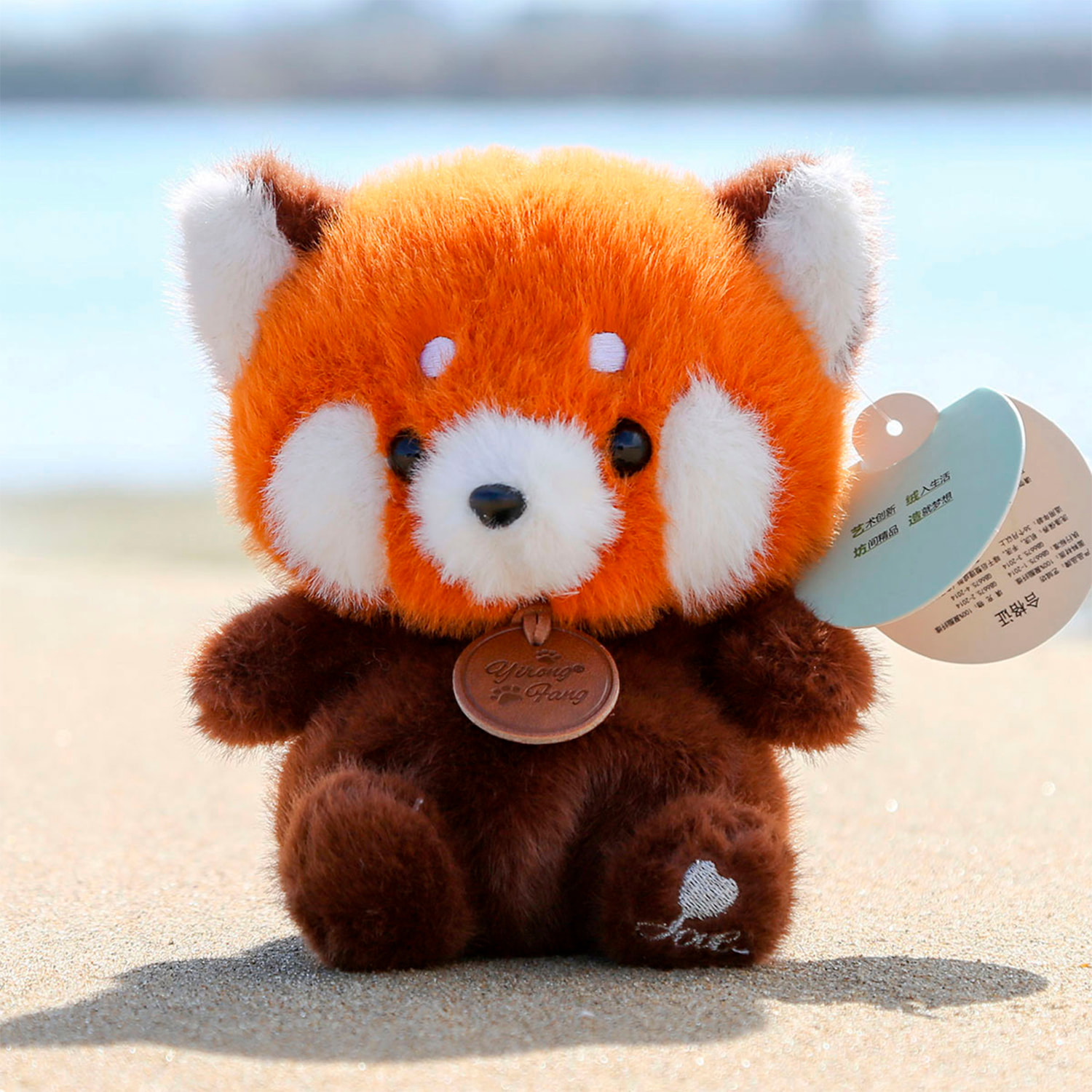 Peluche extra morbido e soffice. Design panda rosso. 17 cm.