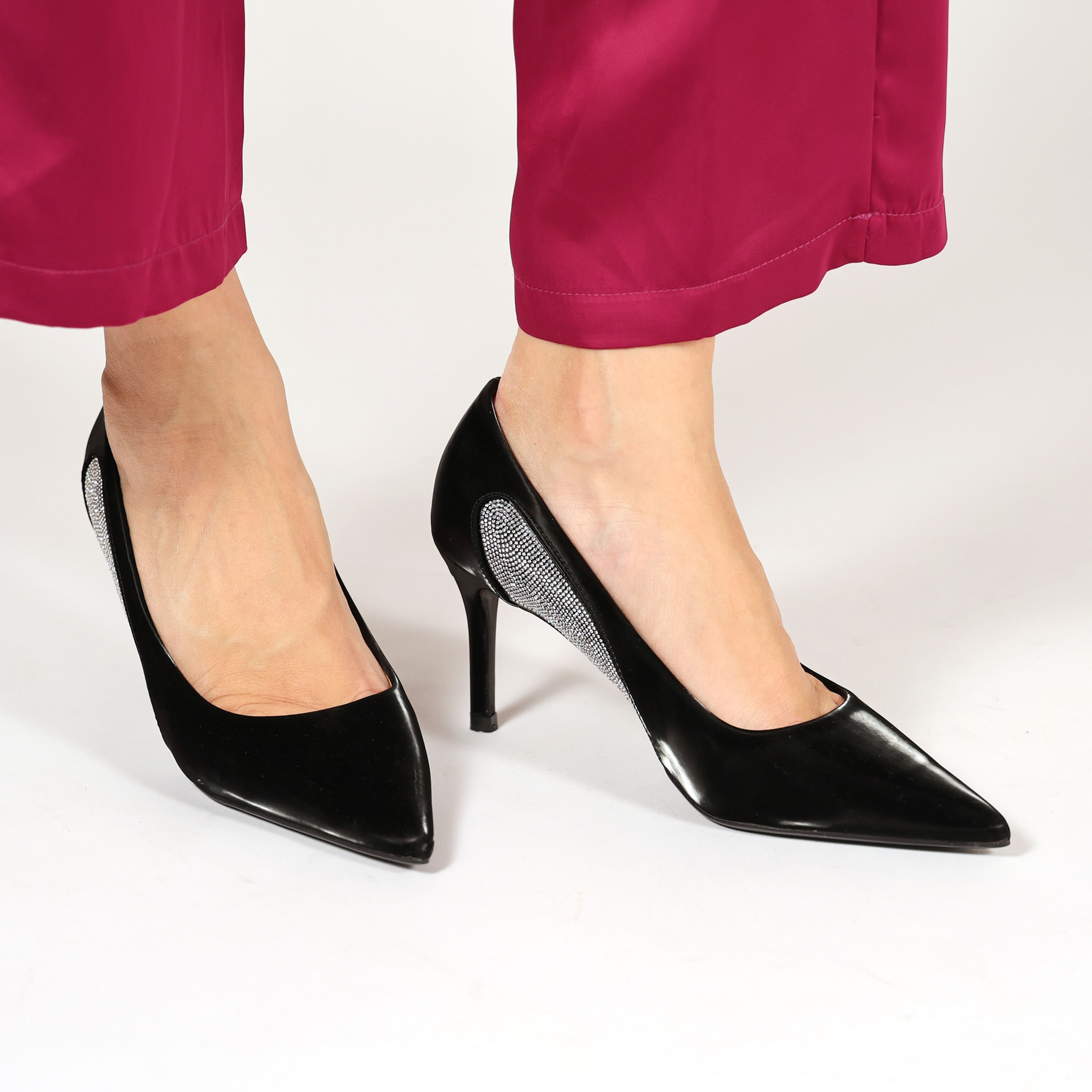 Dècolletè pumps in simil pelle verniciata con strass laterali