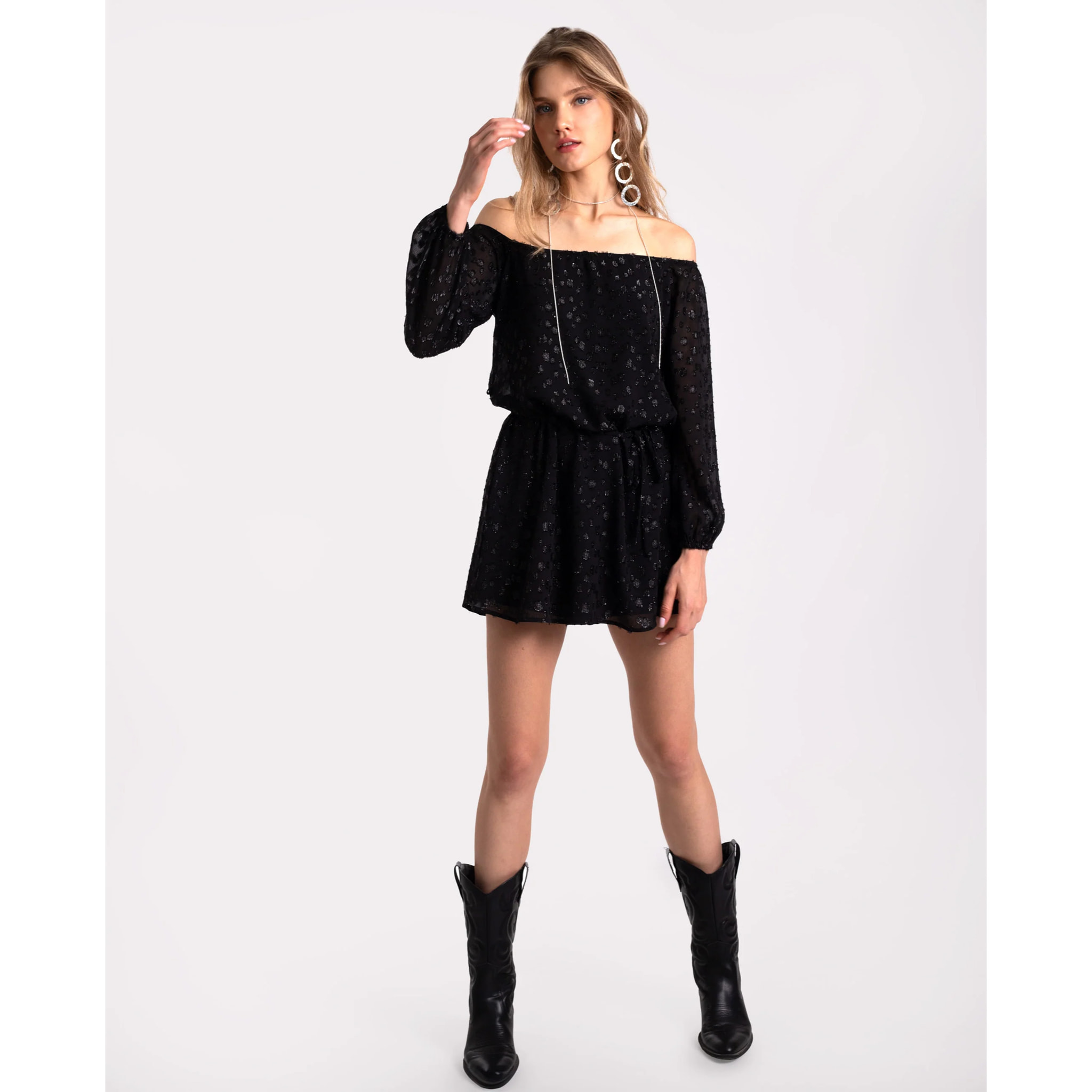 Vestido corto con escote bardot y manga larga