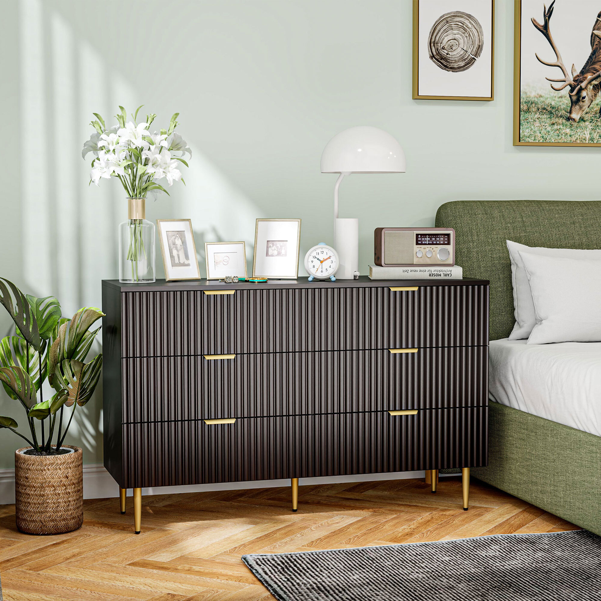 Commode 6 tiroirs design effet cannelé piètement poignées métal doré noir