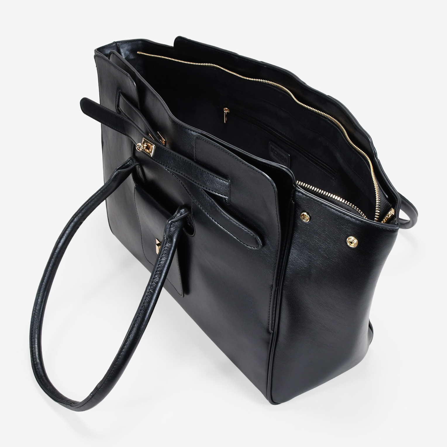 Bolso de hombro negro con cinturón y bolsillos