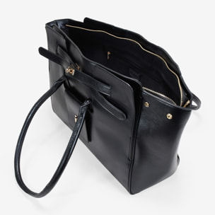 Bolso de hombro negro con cinturón y bolsillos