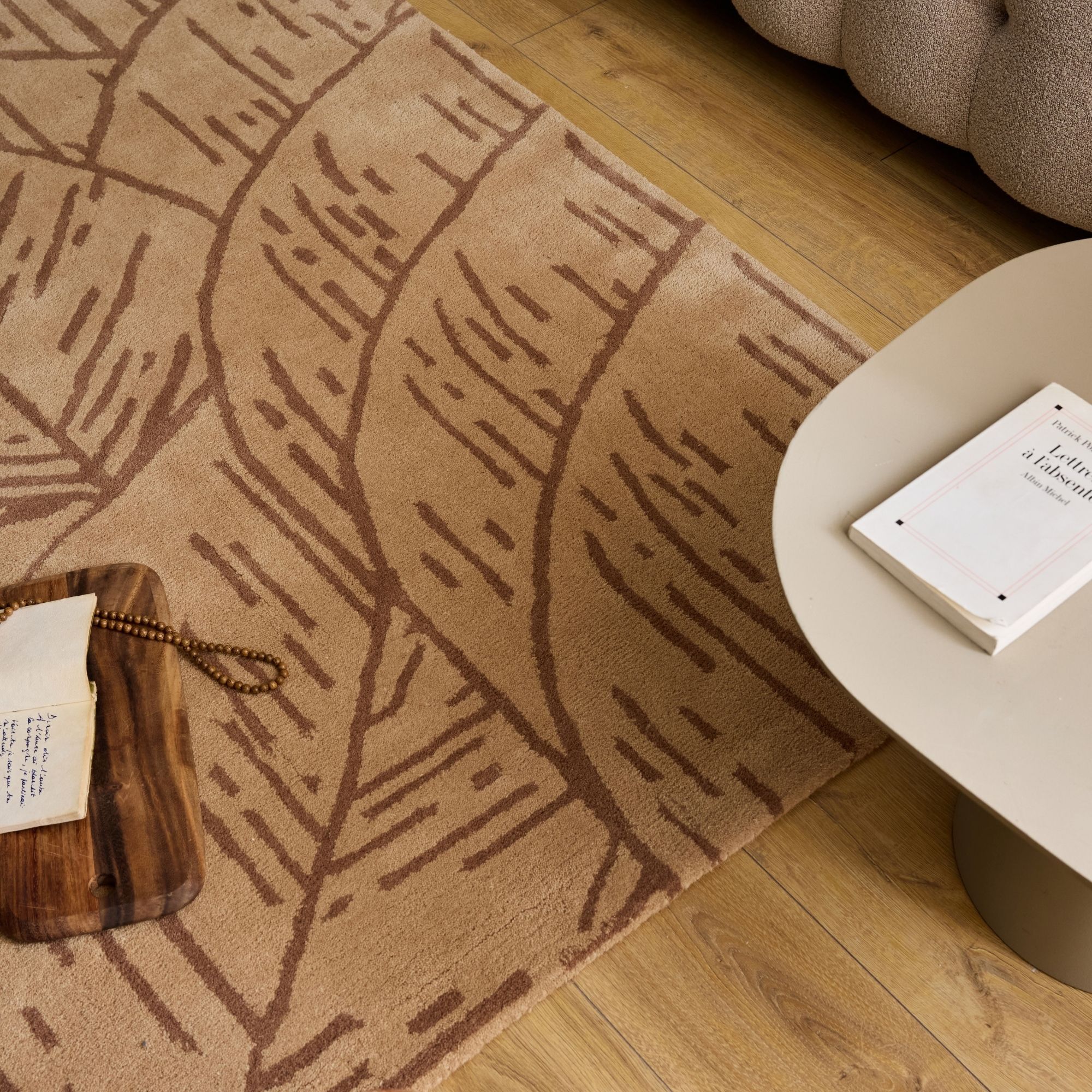 PANTONE - Tapis en laine fait main CEDRE BLANC à motif feuille marron