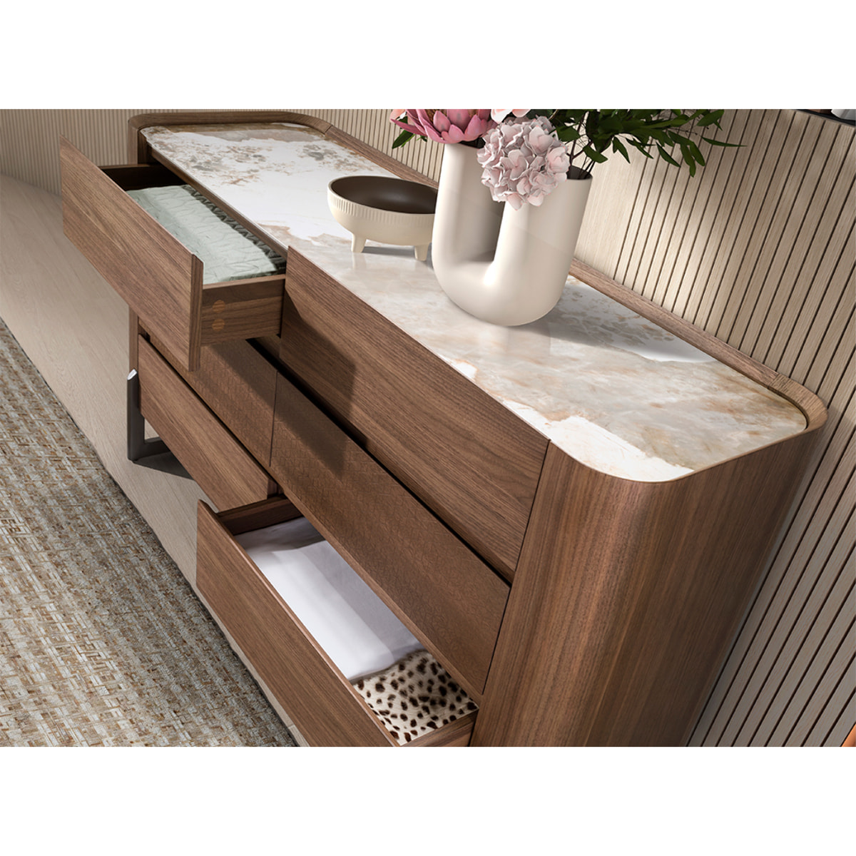 Cómoda de madera chapada en nogal natural y patas de acero inoxidable oscuro metalizado 145x45x78cm