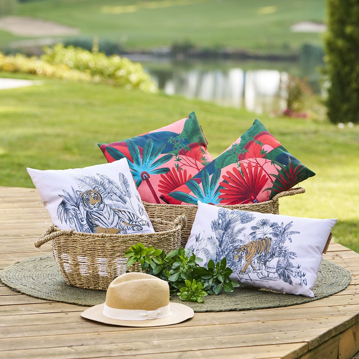 Coussin déco d extérieur "Maoria" motif jungle 40 x 40cm en polyester
