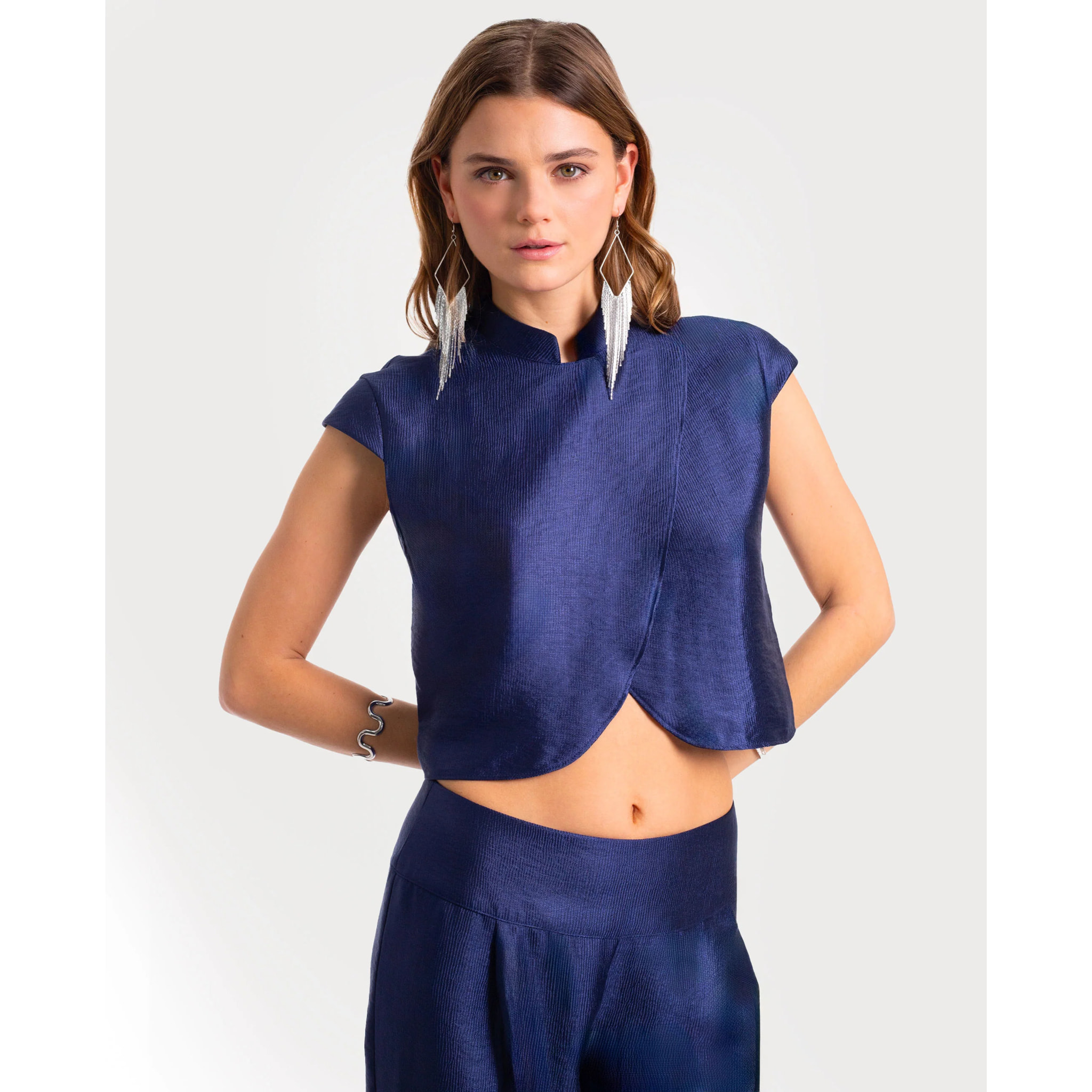 Blusa estilo qipao con cuello alto