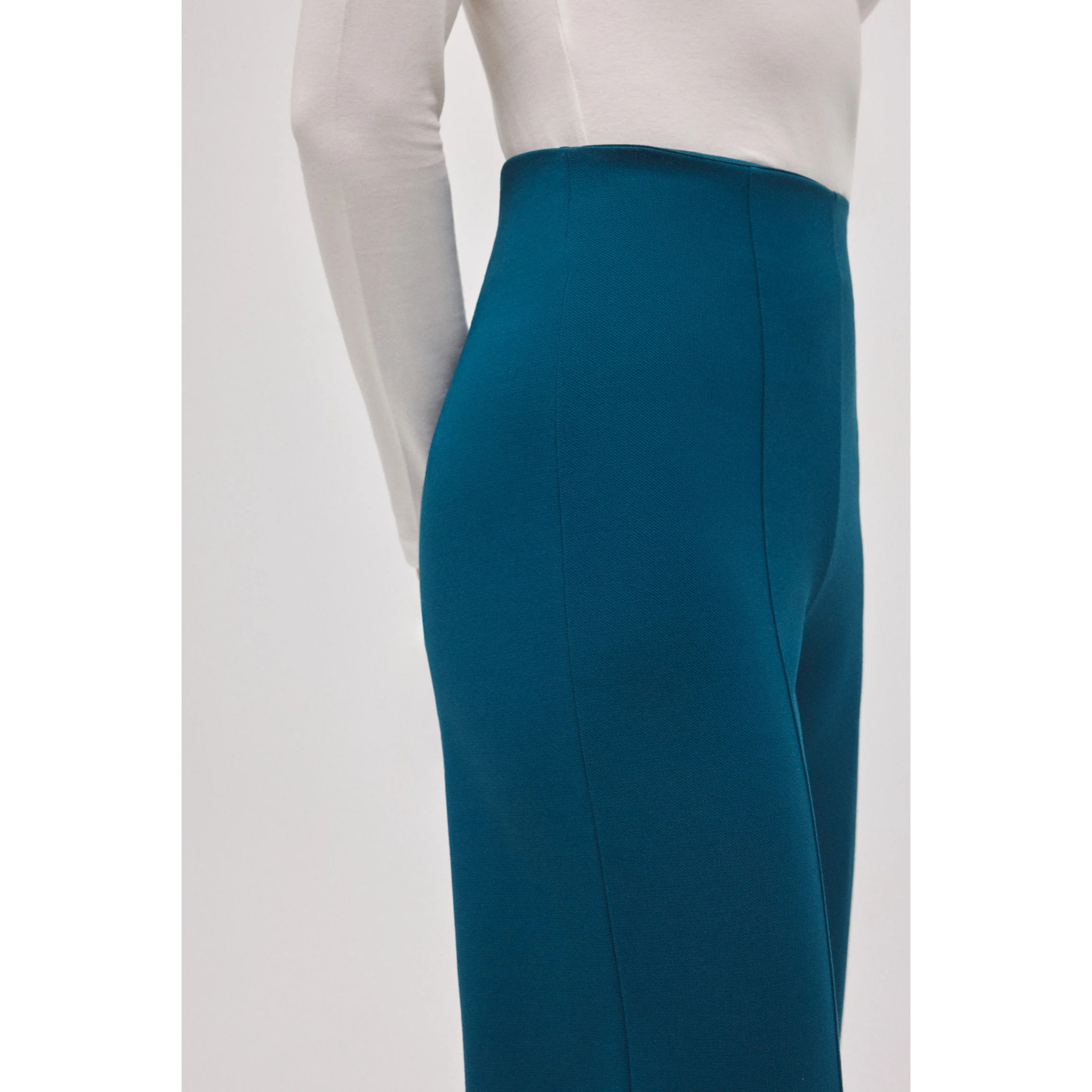 Pantaloni blu a gamba larga