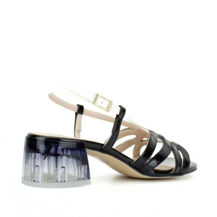 Sandalia en color negro y blanco. Tacón en metacrilato de 4 cm.