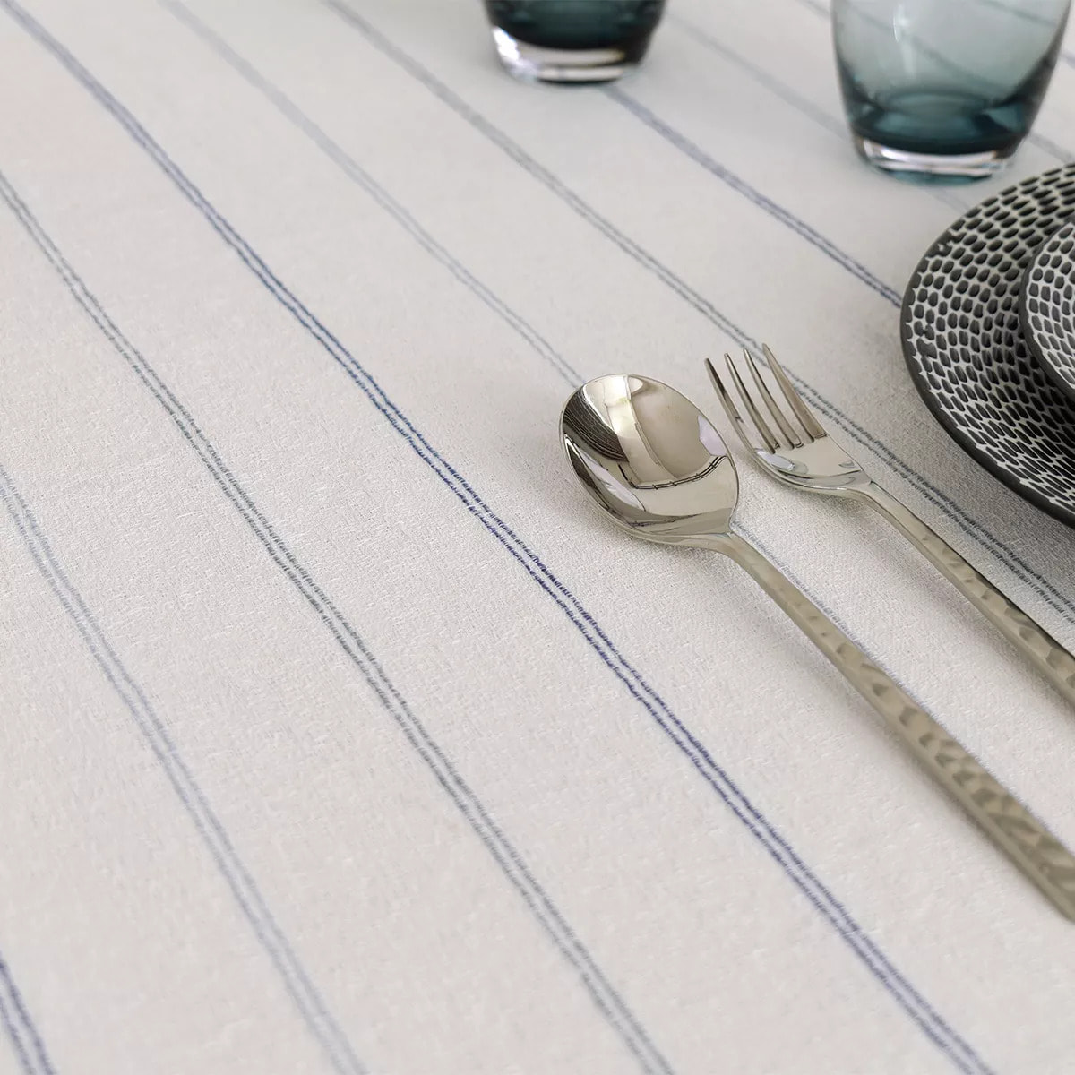 Nappe pur coton lavé motif jacquard blanc bleu Rimini blu