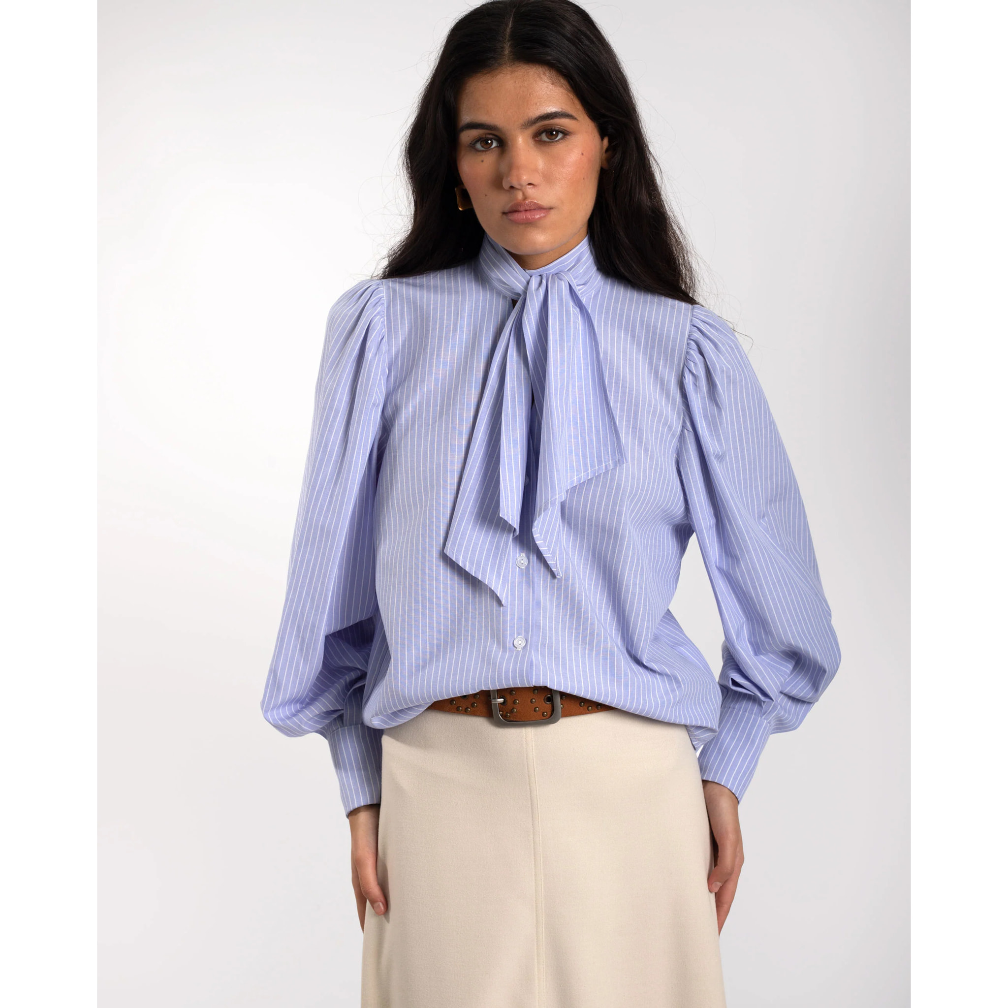 Camisa de mujer con lazada al cuello.