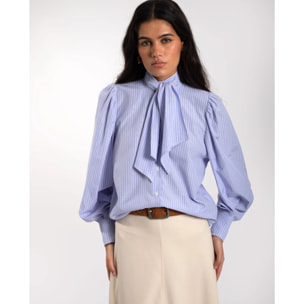 Camisa de mujer con lazada al cuello.