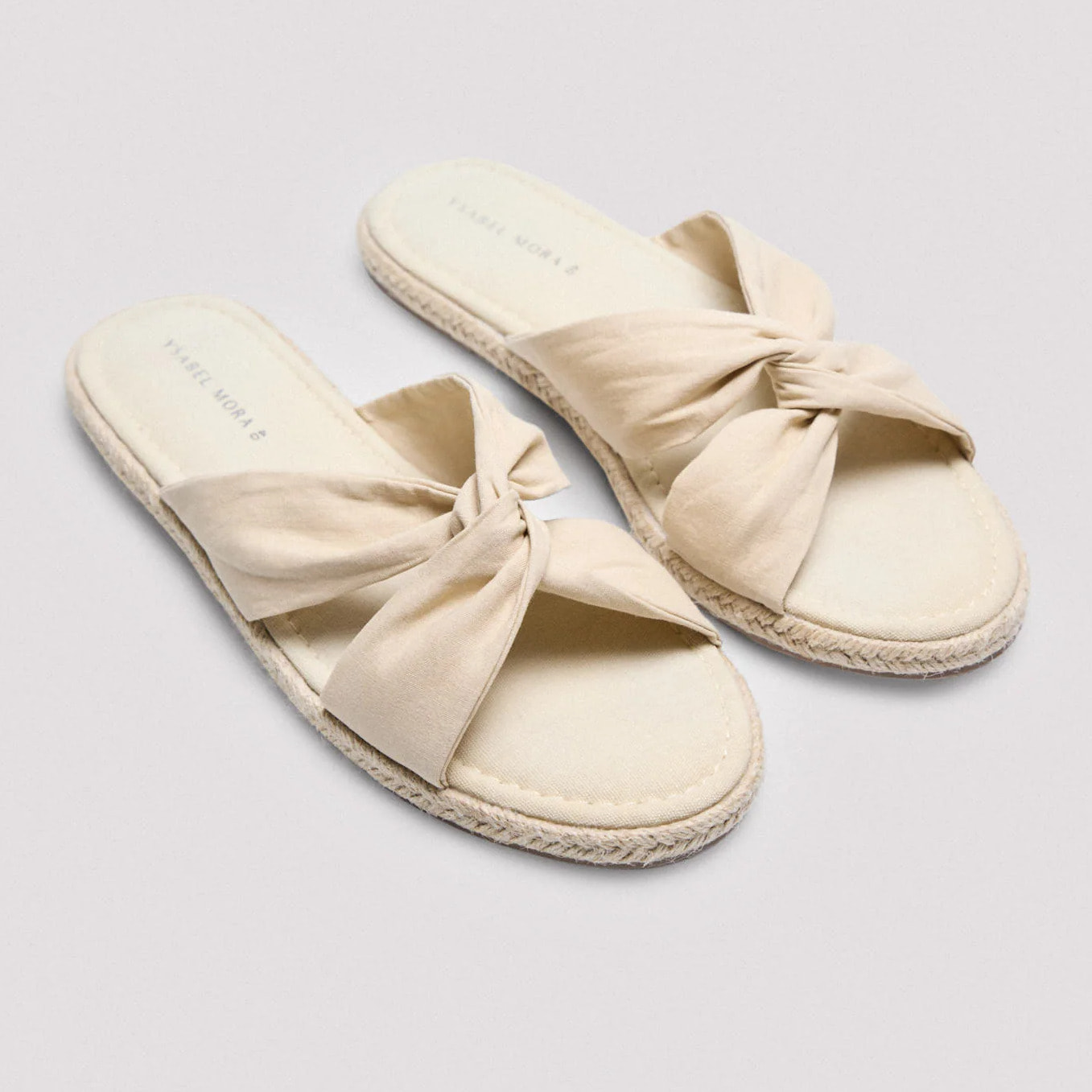 Sandali bassi in tessuto beige