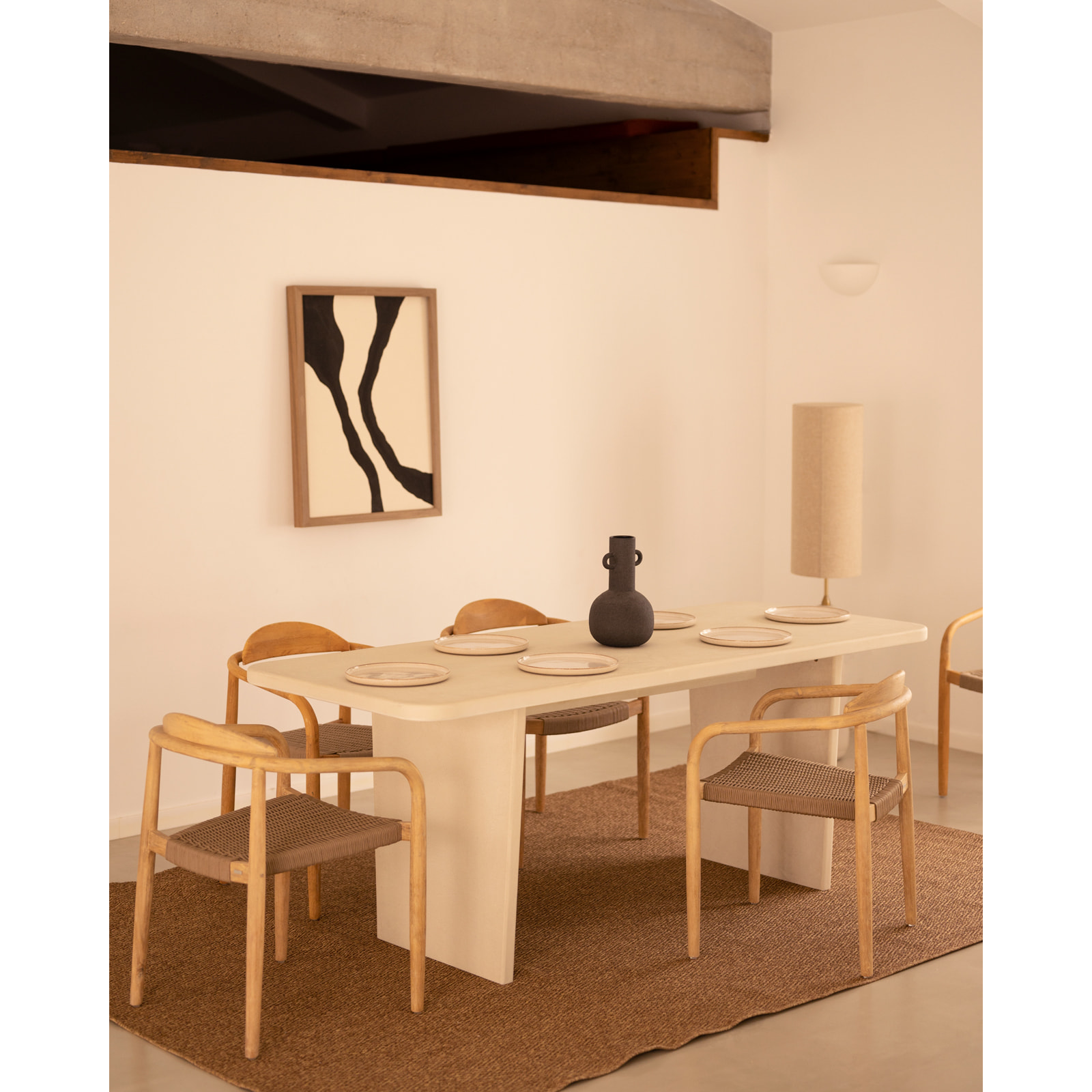Table à manger en microciment de teinte blanc cassé disponible en différentes tailles