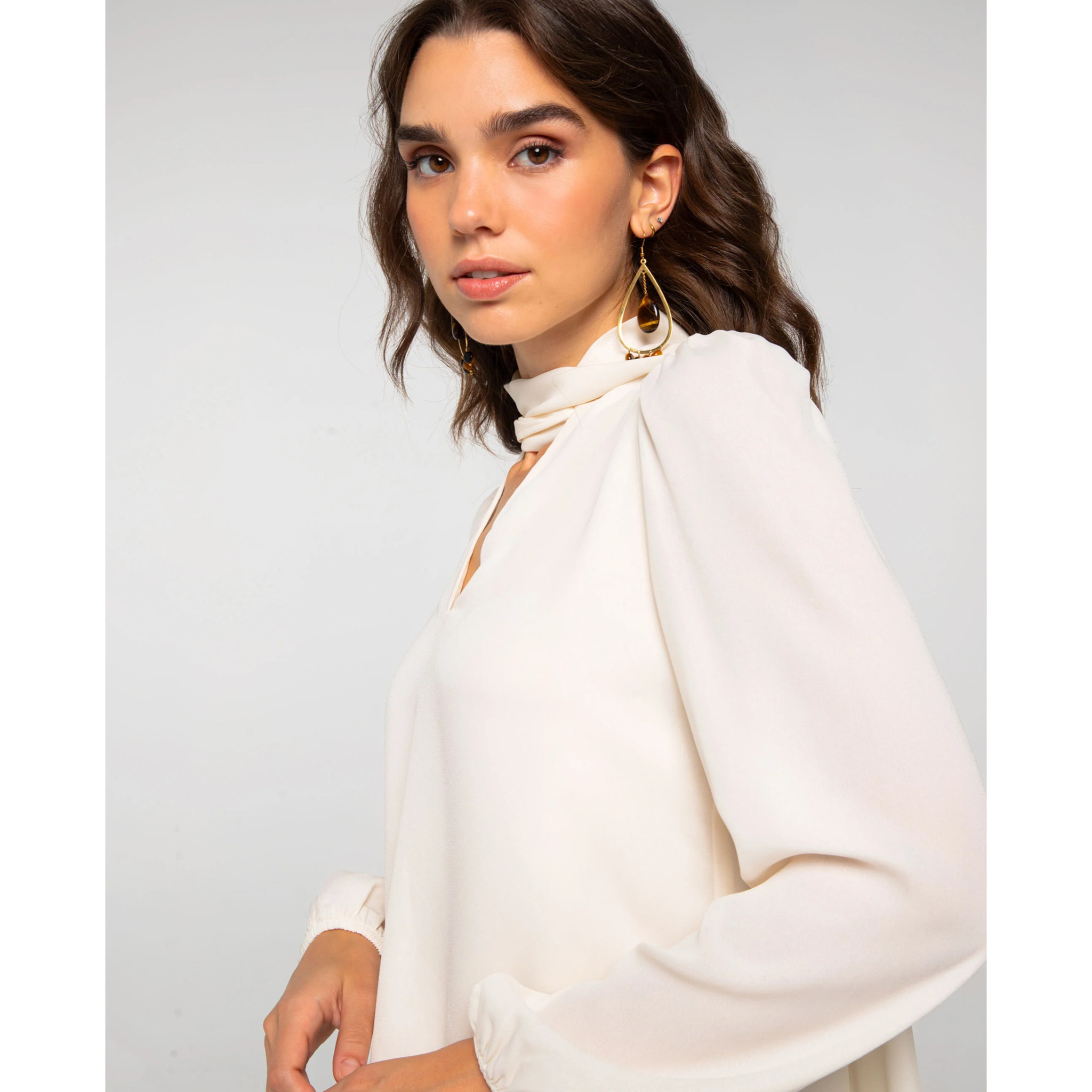 Blusa de manga larga con escote en pico y lazada multiposición