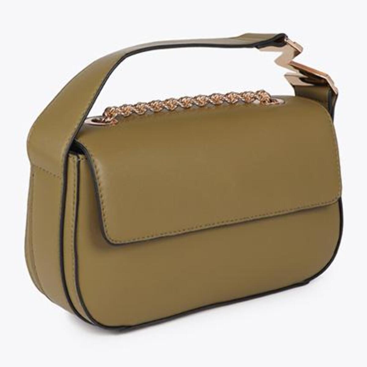 Elegante borsa a tracolla con patta strutturata e logo metallico