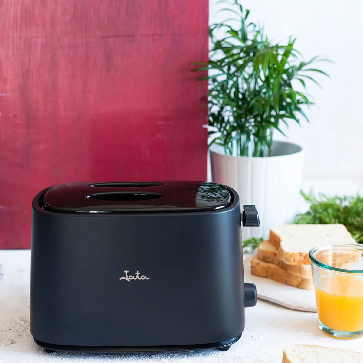 Tostadora JATA TT631 con dos ranuras anchas. 6 niveles de tostado. Con tapa