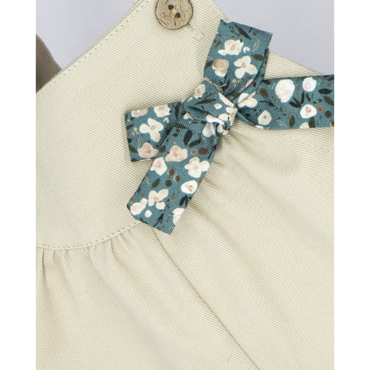 PETO SARGA LAZO FLOR BEIGE