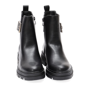 Stivaletto in simil pelle con elastico laterale e fibbia dorata