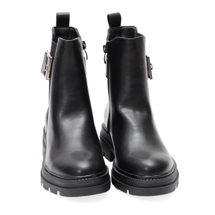 Stivaletto in simil pelle con elastico laterale e fibbia dorata