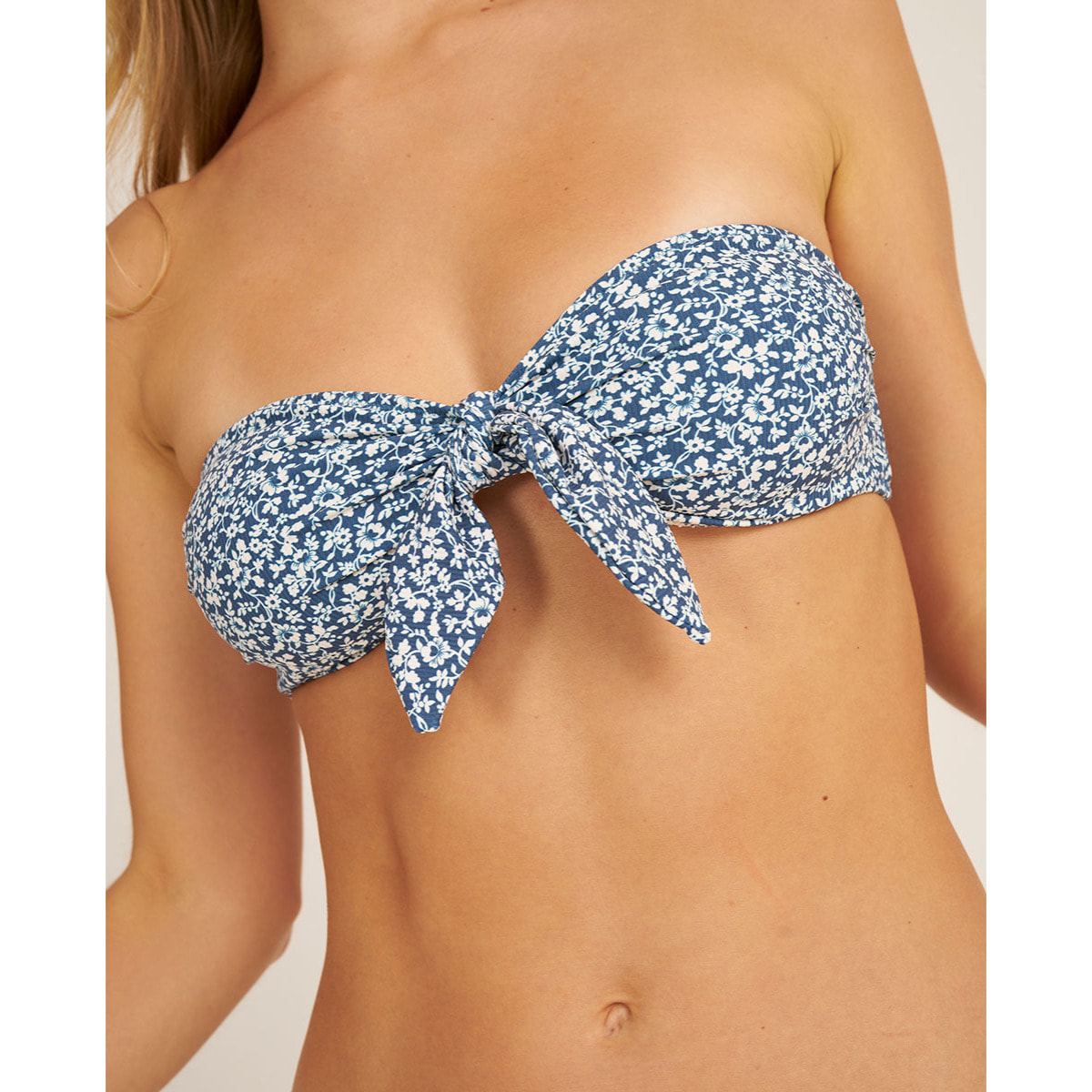 Top de bikini bandeau con estampado de flores