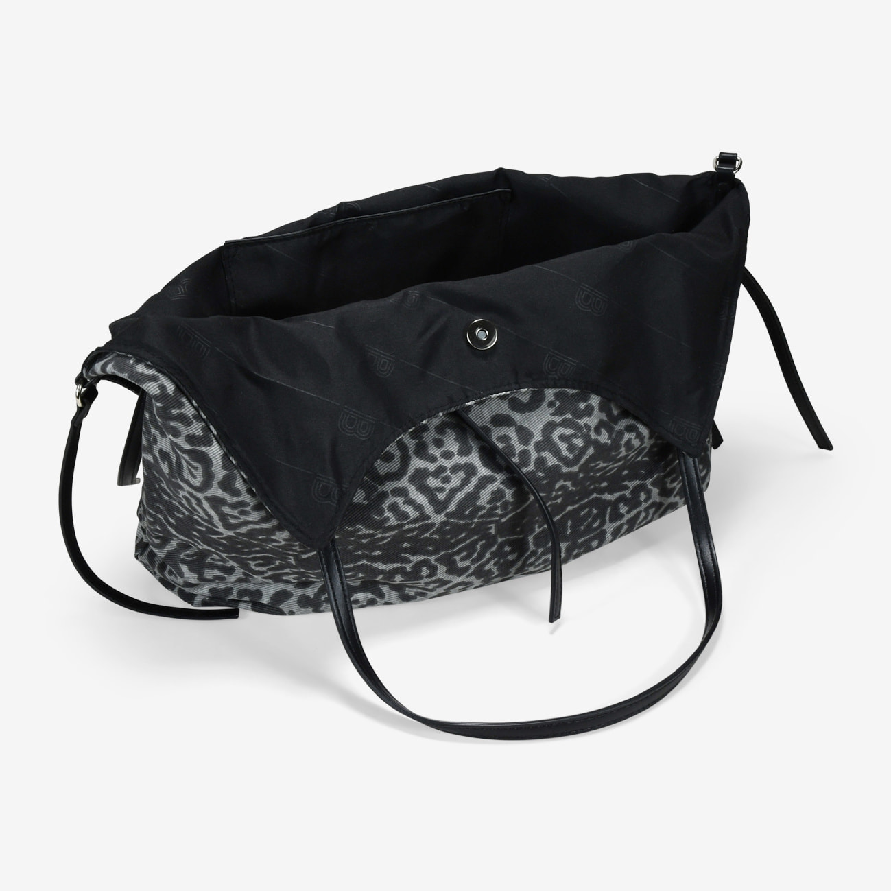 Bolso de hombro negro con hebillas metálicas