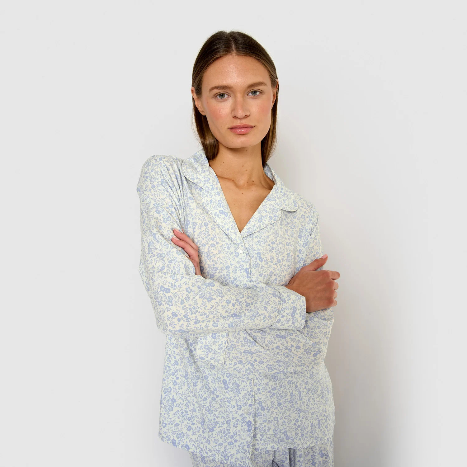 Pigiama lungo nicosia in viscosa azzurra, modello camicia.