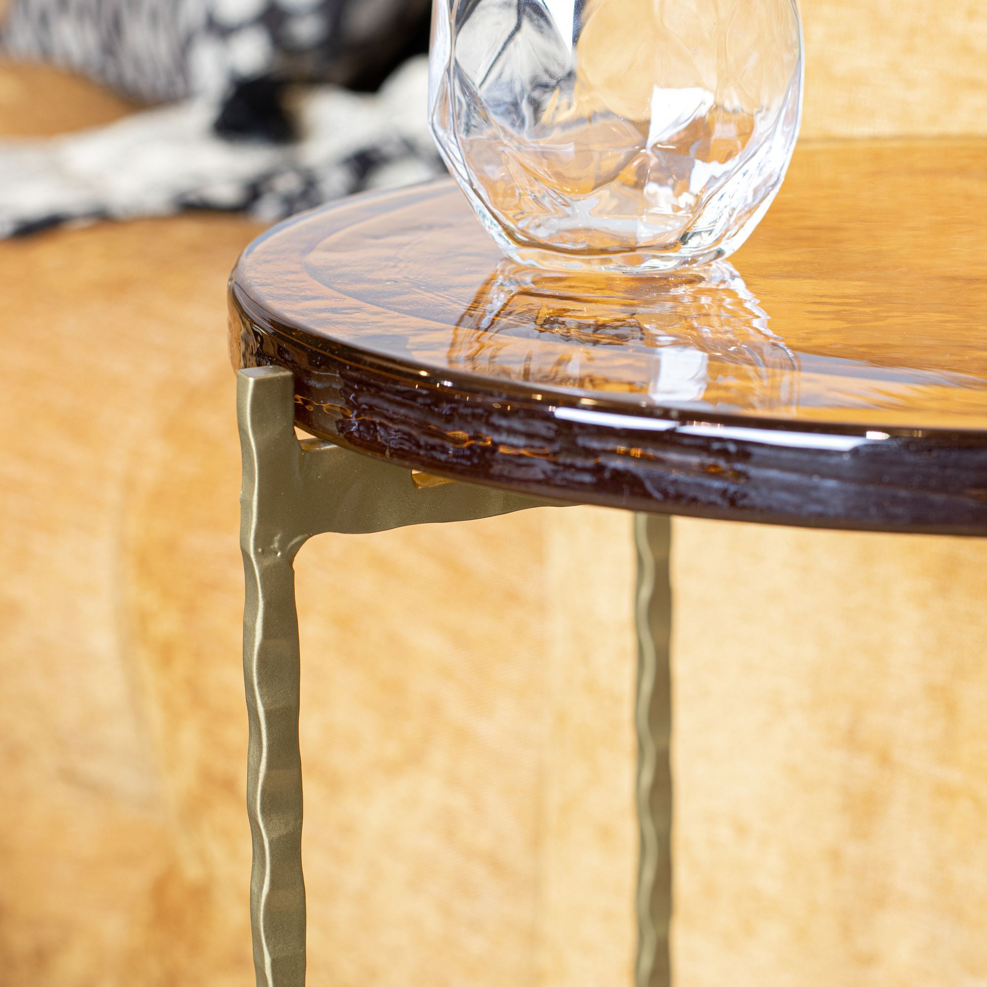 Table d'appoint avec plateau en verre ambre et pieds doré BELLI
