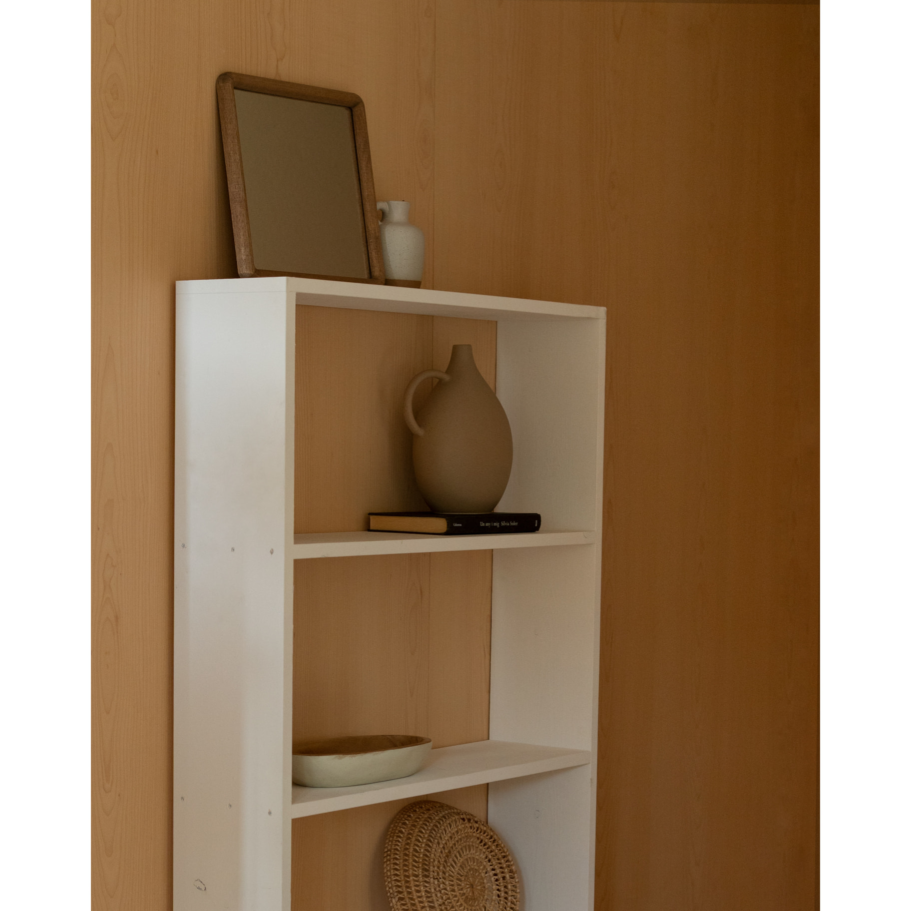 Estantería de madera maciza tono blanco con 3 estantes Alto: 146 Largo: 80 Ancho: 20