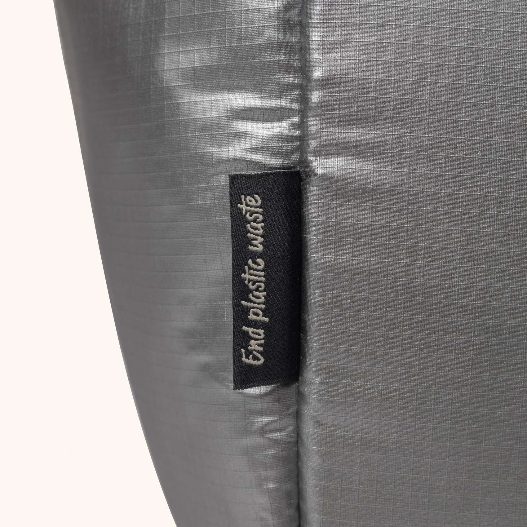 Bolso Hobo Minimalista en Poliamida Reciclada DEEP RECYCLED HOBO PLATA