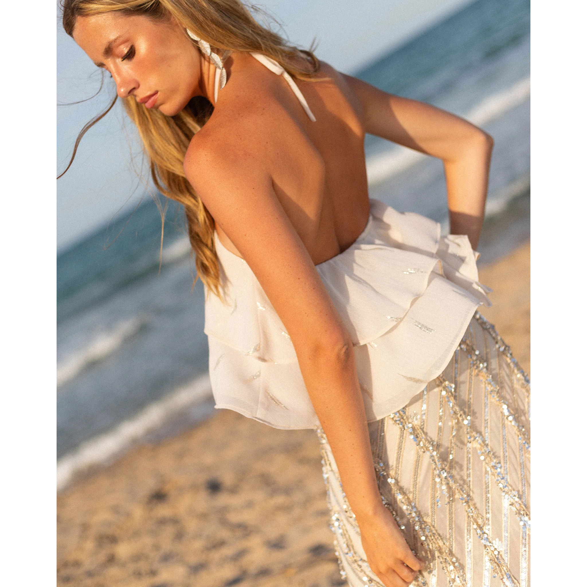 Top de mujer de gasa con volantes y cuello halter ajustable.