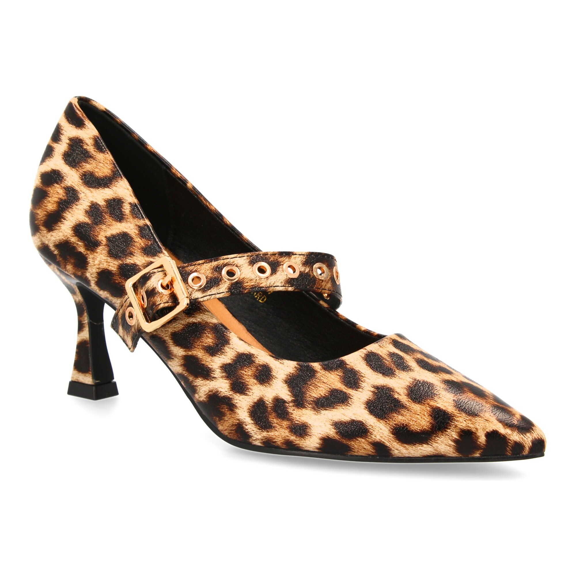 Zapato salón con tira de tachuelas.