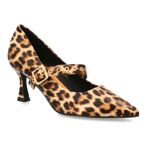 Zapato salón con tira de tachuelas.